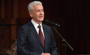 5 дайджест Собянин принял решение о дополнительной поддержке строительства малых детсадов Мэр Москвы Сергей Собянин подписал постановление, в рамках которого столичным инвесторам разрешат реализовывать проекты по строительству детских садов малой емкости, в которых количество воспитанников составляет от 75 до 150 человек. Соответствующие изменения дают возможность учесть обязательства по обеспечению жилой застройки местами в дошкольных учреждениях в соответствии с нормативами градостроительного проектирования. Данные меры позволят специалистам в сфере городского строительства возводить подобные учреждения для детей на территориях, где отсутствует дефицит мест в дошкольных учреждениях. После завершения строительства здания детсадов направят в собственность столицы с последующим предоставлением частным образовательным организациям, привлеченным застройщиками, в аренду на срок 49 лет без проведения торгов для эксплуатации по целевому назначению на коммерческой основе. Взимаемая арендная плата в год составит 1 рубль за 1 квадратный метр, сообщили на сайте мэра Москвы. Данная городская инициатива обеспечит дополнительный стимул для строительства детских садов малой емкости и поспособствует максимальному удовлетворению потребностей московских семей в качественном и разнообразном дошкольном образовании. mos.ru Собянин принял решение о дополнительной поддержке строительства малых детсадов Возведенные детские сады безвозмездно передадут в собственность города с последующим предоставлением в аренду частным образовательным организациям, привлеченным застройщи... На фото мэр Москвы Сергей Собянин. Фото: Владимир Новиков, «Вечерняя Москва» власть, главная тэги: Москва, официально, мэр Москвы, Сергей Собянин, строительство, дошкольные учреждения, инвесторы, здания, недвижимость, детские сады, поддержка 6 дайджест Собянин: 34 москвича — абсолютные победители Всероссийской олимпиады Юные жители города стали абсолютными победителями Всероссийской олимпиады школьников. По словам мэра Москвы Сергея Собянина, такого статуса было удостоено 34 ученика столичных образовательных учреждений, прошедших в финальный этап интеллектуального состязания. В этом году призеров и победителей подготовили более половины учебных заведений города. Свои навыки на интеллектуальном состязании продемонстрировали свыше 3 тысяч ребят из 277 школ. В прошлом году количество участников в Москве составило на тысячу меньше. По результатам ВОШ дети получили на 532 диплома больше, чем в 2024 году. Данный результат стал рекордным для Москвы за всю историю олимпиады. Всего призовые места в этом году заняли 1 531 человек. Еще 325 ребят стали победителями олимпиады. Сергей Собянин добавил, что 11 из них завоевали дипломы по двум и более предметам. В официальном Telegram-канале мэр Москвы отметил, что Всероссийская олимпиада школьников — самое массовое интеллектуальное состязание в стране. Его дипломы действительны в течение 4 лет и дают выпускникам право поступить без экзаменов в любой российский вуз или получить 100 баллов на ЕГЭ по профильному предмету. На фото мэр Москвы Сергей Собянин. Фото: сайт мэра Москвы