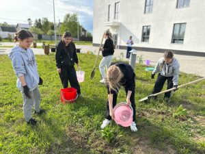 Юные волонтеры ДК «Кленово» облагородили территорию. Фото: официальная страница ДК «Кленово» в социальных сетях