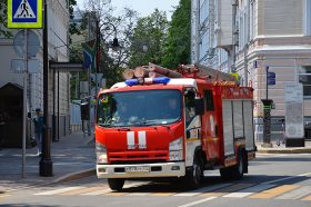 На территории Новой Москвы круглосуточно дежурят 16 бригад поливомоечной техники. Фото: Анна Быкова, «Вечерняя Москва»