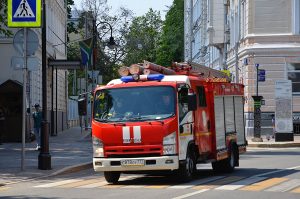 На территории Новой Москвы круглосуточно дежурят 16 бригад поливомоечной техники. Фото: Анна Быкова, «Вечерняя Москва»