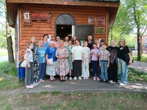 Сотрудники Выставочного зала истории и краеведения организовали экскурсию для представителей Центра «Истоки». Фото: официальная страница Выставочного зала истории и краеведения в социальных сетях