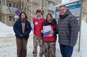 Члены Молодежной палаты района Вороново и депутат Дмитрий Бочаров провели акцию против вредных привычек. Фото: официальная страница Молодежной палаты Вороново в социальных сетях